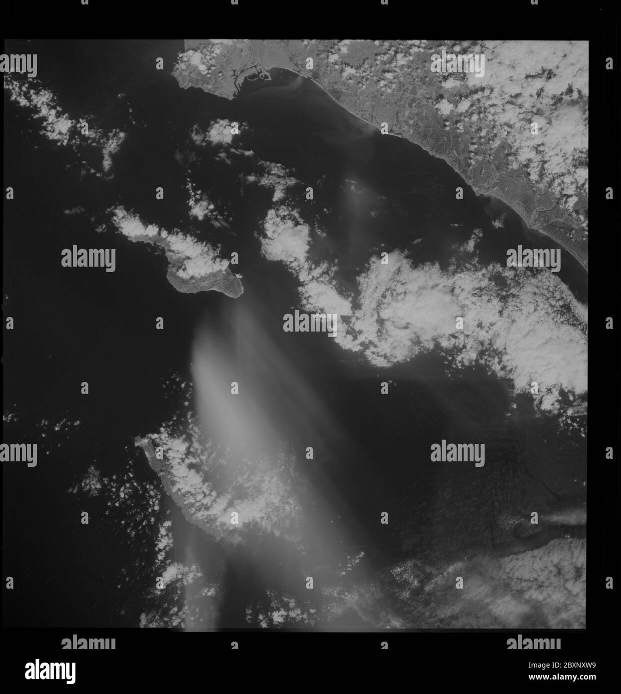 AS09-26D-3744D - Apollo 9 - Apollo 9 Missionsbild - S0-65 Multispektrale Fotografie - Kalifornien; Umfang und Inhalt: Die Originaldatenbank beschreibt dies wie folgt: Beschreibung: Erdbeobachtung aufgenommen von der Apollo 9 Crew. Blick ist auf Santa Catalina und San Clemente Inseln, San Bedro, Bay Area und Oceanside in Kalifornien. Der Breitengrad betrug 33.16 N bei Längengrad 118.12 W, die Überlappung betrug 50 %, die Höhenmeilen 103 und die Wolkendecke 25 %. Diese Bilder wurden im Rahmen des NASA S0-65 Experiments ``Multispectral Terrain Photography`` aufgenommen. Das Experiment ermöglicht die gleichzeitige Satellitenfotografie der Erde. Stockfoto